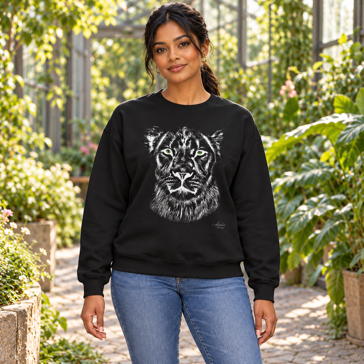 B&W Lioness Heavy Unisex Sweatshirt